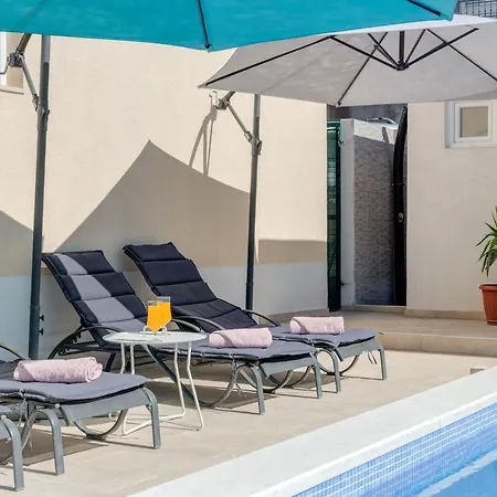Appartement Renata + Private Swimming Pool In *