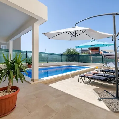 Renata + Private Swimming Pool In Appartement