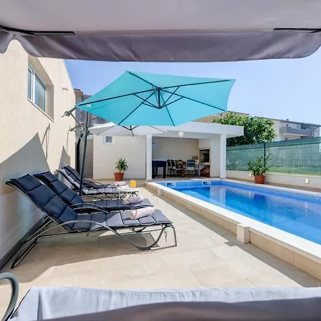 Renata + Private Swimming Pool In Appartement Split