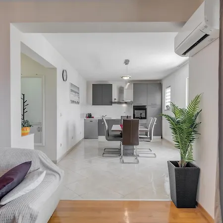 Appartement Renata + Private Swimming Pool In *