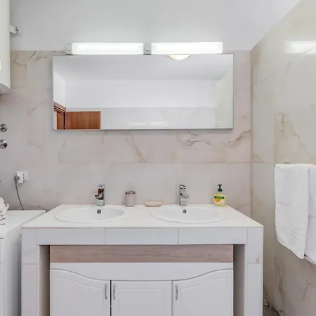 Renata + Private Swimming Pool In Appartement