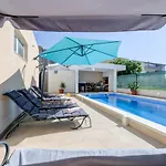 Renata + Private Swimming Pool In Apartmán Split