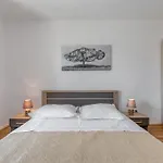 Apartmán Renata + Private Swimming Pool In