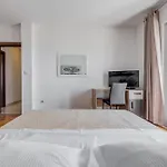 Apartmán Renata + Private Swimming Pool In
