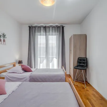 Renata + Private Swimming Pool In سبليت