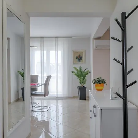 Renata + Private Swimming Pool In سبليت