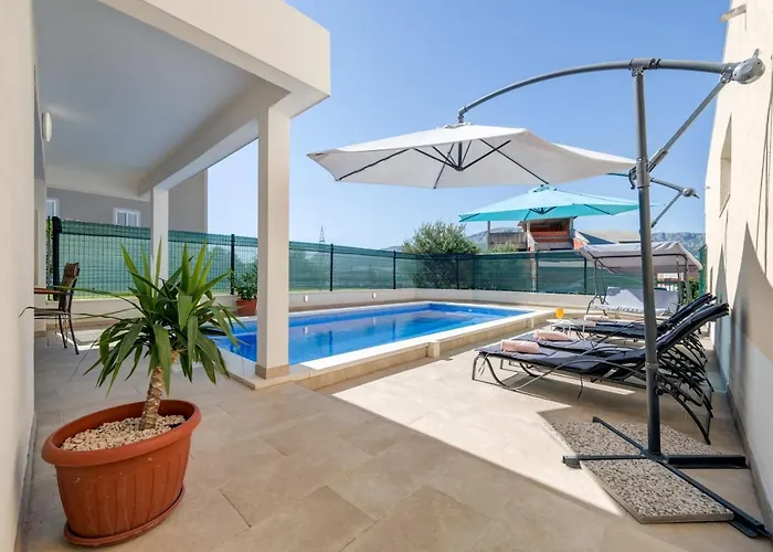 Renata + Private Swimming Pool In Apartman