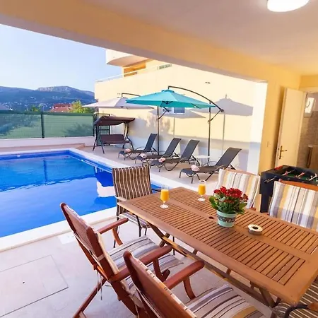 Renata + Private Swimming Pool In Appartement