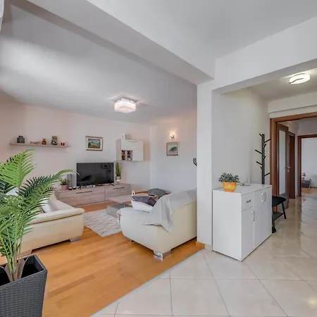 Renata + Private Swimming Pool In Appartement