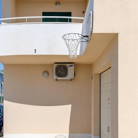 Renata + Private Swimming Pool In Apartman