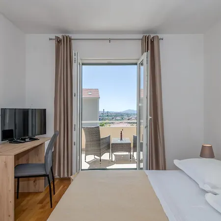 Renata + Private Swimming Pool In Appartement