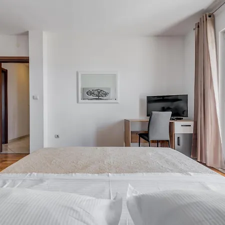 Appartement Renata + Private Swimming Pool In
