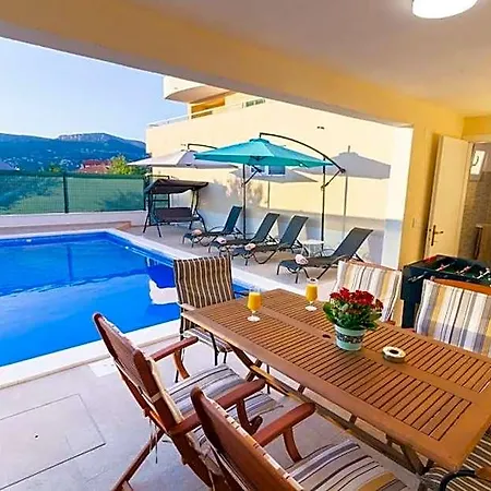 Renata + Private Swimming Pool In Σπλιτ