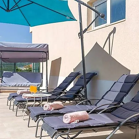 Renata + Private Swimming Pool In Διαμέρισμα *