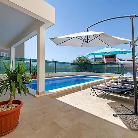 Renata + Private Swimming Pool In * Σπλιτ
