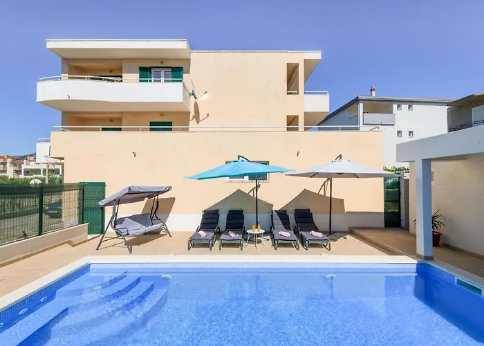 Renata + Private Swimming Pool In
