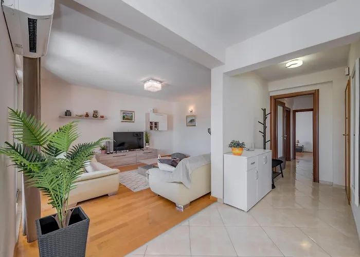 Renata + Private Swimming Pool In Appartement