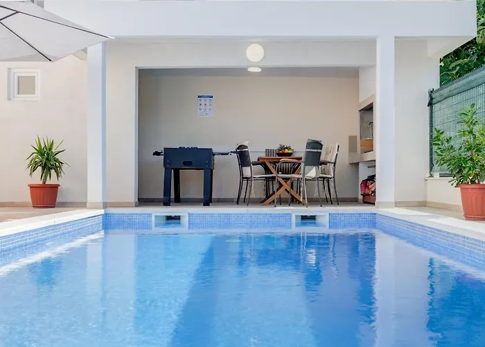 Renata + Private Swimming Pool In Appartement