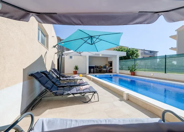 Renata + Private Swimming Pool In Appartement Split