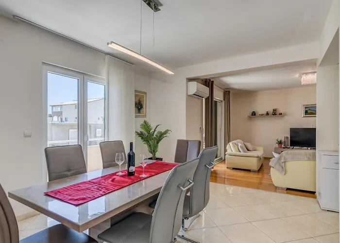 Renata + Private Swimming Pool In