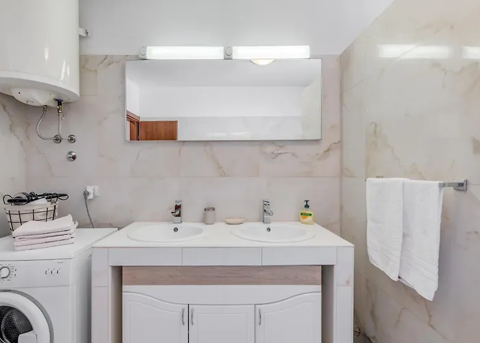 Renata + Private Swimming Pool In Appartement
